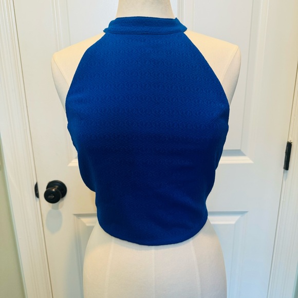 Gorgeous brilliant blue halter with tie around neck - Picture 14 of 15
